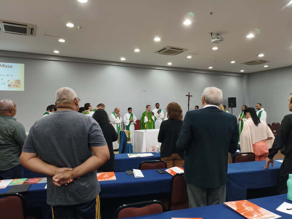 Dom Waldemar Passini preside a Santa Missa durante o encontro